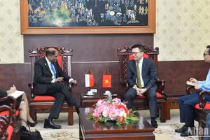 Tổng Biên tập Lê Quốc Minh tiếp Đại sứ Singapore Jaya Ratnam tới thăm và làm việc tại Báo Nhân Dân. (Ảnh: ĐĂNG KHOA)