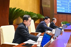 Chủ tịch Quốc hội Vương Đình Huệ và các Phó Chủ tịch Quốc hội biểu quyết thông qua Luật Kinh doanh bất động sản (sửa đổi) bằng hình thức biểu quyết điện tử. (Ảnh: DUY LINH) 