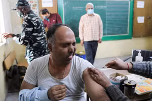 Tiêm vaccine phòng Covid-19 tại 1 trung tâm tiêm chủng ở New Delhi, Ấn Độ, ngày 12/1/2022. (Ảnh: Reuters)