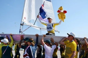 Vận động viên Matt Wearn của Australia ăn mừng sau khi giành HCV ở môn đua thuyền buồm tại Olympic Paris 2024, Marseille, Pháp, ngày 7/8/2024. (Ảnh: Reuters) 