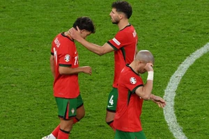 Ruben Dias an ủi người đồng đội Joao Felix sau khi anh sút hỏng trong loạt luân lưu. (Ảnh: Reuters) 