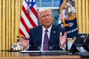 Tân Tổng thống Mỹ Donald Trump ký các sắc lệnh sau lễ nhậm chức tại Washington, DC ngày 20/1/2025. (Ảnh: Getty Images/TTXVN)