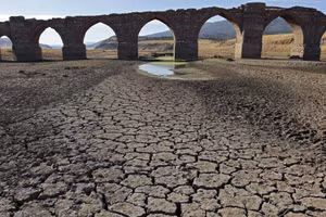Cảnh khô hạn trên sông Guadiana, đoạn chảy qua Villarta de los Montes thuộc vùng Extremadura, Tây Ban Nha, ngày 16/8/2022. (Ảnh: AFP/TTXVN) 
