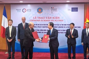 Quang cảnh lễ ký kết. (Ảnh: Đại sứ quán Pháp tại Việt Nam) 