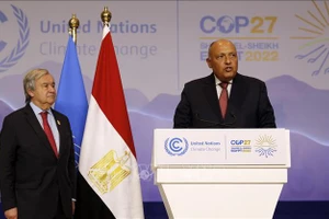 Tổng Thư ký Liên hợp quốc Antonio Guterres (trái) và Ngoại trưởng Ai Cập, Chủ tịch Hội nghị thượng đỉnh lần thứ 27 Các bên tham gia Công ước khung của Liên hợp quốc về biến đổi khí hậu (COP27) trong cuộc họp báo tại Sharm el-Sheikh (Ai Cập), ngày 17/11/2022. (Ảnh: AFP/TTXVN)