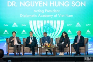 Các chuyên gia, diễn giả trao đổi tại Phiên toàn thể thứ 5 trong khuôn khổ Diễn đàn Tương lai ASEAN 2025. (Ảnh: SƠN TÙNG)