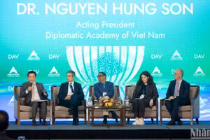 Các chuyên gia, diễn giả trao đổi tại Phiên toàn thể thứ 5 trong khuôn khổ Diễn đàn Tương lai ASEAN 2025. (Ảnh: SƠN TÙNG)