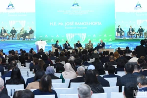 Thủ tướng Phạm Minh Chính trao đổi với các đại biểu tại diễn đàn. (Ảnh: TRẦN HẢI)