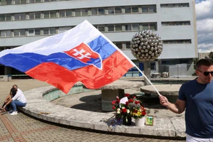 Người ủng hộ Thủ tướng Slovakia Robert Fico có mặt gần Bệnh viện Đại học F.D. Roosevelt, nơi Thủ tướng Slovakia đang điều trị sau vụ ám sát, Banska Bystrica, Slovakia, ngày 18/5/2024. (Ảnh: Reuters) 