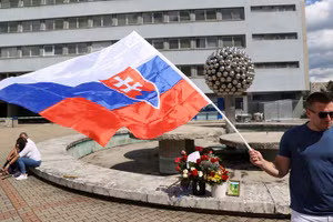 Người ủng hộ Thủ tướng Slovakia Robert Fico có mặt gần Bệnh viện Đại học F.D. Roosevelt, nơi Thủ tướng Slovakia đang điều trị sau vụ ám sát, Banska Bystrica, Slovakia, ngày 18/5/2024. (Ảnh: Reuters) 