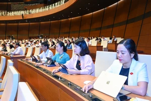 Quốc hội biểu quyết thông qua Nghị quyết về việc lấy phiếu tín nhiệm, bỏ phiếu tín nhiệm đối với người giữ chức vụ do Quốc hội, Hội đồng nhân dân bầu hoặc phê chuẩn (sửa đổi). (Ảnh: DUY LINH)