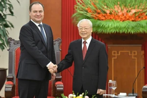 Tổng Bí thư Nguyễn Phú Trọng và Thủ tướng Cộng hòa Belarus Roman Golovchenko tại buổi tiếp. 
