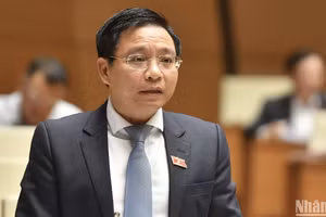 Bộ trưởng Giao thông vận tải Nguyễn Văn Thắng trả lời chất vấn của đại biểu Quốc hội. (Ảnh: ĐĂNG KHOA) 