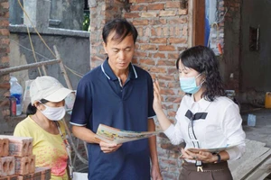Cộng tác viên tuyên truyền, vận động người dân ở xã Tân Lập, huyện Đan Phượng (Hà Nội) phòng, chống dịch sốt xuất huyết.