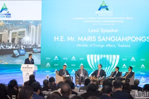 Các đại biểu tham dự Phiên toàn thể thứ nhất với chủ đề “Các xu hướng lớn tác động tới ASEAN và thế giới đến năm 2035”.