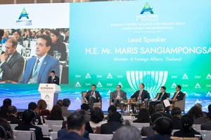 Quang cảnh Phiên toàn thể thứ nhất với chủ đề “Các xu hướng lớn tác động tới ASEAN và thế giới đến năm 2035” trong khuôn khổ Diễn đàn Tương lai ASEAN 2025. (Ảnh: SƠN TÙNG) 