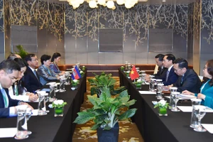 Phó Thủ tướng, Bộ trưởng Ngoại giao Bùi Thanh Sơn hội kiến Phó Thủ tướng, Bộ trưởng Ngoại giao và Hợp tác quốc tế Campuchia Prak Sokhonn.