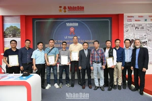 Đại diện Ban Tổ chức cùng các tác giả đoạt giải. (Ảnh: THÀNH ĐẠT)