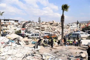 Lực lượng cứu hộ tìm kiếm nạn nhân tại hiện trường đổ nát sau động đất ở Antakya, tỉnh Hatay, Thổ Nhĩ Kỳ. (Ảnh: THX/TTXVN)