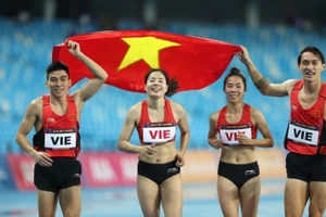 Đội tuyển Điền kinh Việt Nam giành Huy chương Vàng nội dung 4x400m hỗn hợp. Các vận động viên điền kinh đã giành được 12 Huy chương Vàng, 20 Huy chương Bạc, 8 Huy chương Đồng, đóng góp lớn vào thành tích của Đoàn Thể thao Việt Nam. (Ảnh: TTXVN)