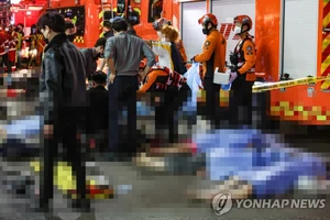 Vụ giẫm đạp kinh hoàng ở quận Itaewon của thủ đô Seoul tối 29/10 đã khiến 225 người thương vong tính đến thời điểm sáng 30/10. Ảnh: Yonhap