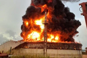 Lửa cháy dữ dội từ bồn chứa dầu thô. (Ảnh: Prensa Latina)