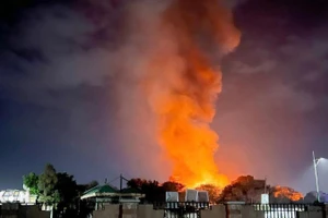 Khói lửa bốc lên sau vụ không kích của lực lượng Mỹ vào Thủ đô Sanaa (Yemen) ngày 19/3/2025. (Ảnh: THX/TTXVN)