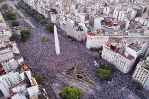 Người Argentina phủ kín đường phố Buenos Aires mừng đội tuyển nước này vào chung kết World Cup. (Ảnh: Reuters)