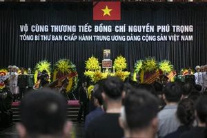 Người nước ngoài tỏ lòng thành kính với Tổng Bí thư Nguyễn Phú Trọng 