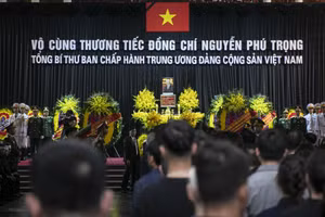 Người nước ngoài tỏ lòng thành kính với Tổng Bí thư Nguyễn Phú Trọng 