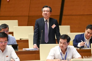Bộ trưởng Xây dựng Nguyễn Thanh Nghị trả lời chất vấn. (Ảnh: DUY LINH) 