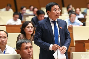 Bộ trưởng Giao thông vận tải Nguyễn Văn Thắng trả lời chất vấn. (Ảnh: DUY LINH) 