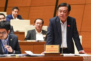 Bộ trưởng Nông nghiệp và Phát triển nông thôn Lê Minh Hoan trả lời chất vấn. (Ảnh: DUY LINH) 