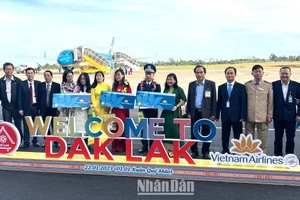 Lãnh đạo Sở Văn hóa, Thể thao và Du lịch, Hiệp hội Du lịch tỉnh Đắk Lắk cùng đại diện các đơn vị liên quan ra tận sân bay đón đoàn du khách đầu tiên đến với tỉnh.