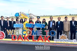 Lãnh đạo Sở Văn hóa, Thể thao và Du lịch, Hiệp hội Du lịch tỉnh Đắk Lắk cùng đại diện các đơn vị liên quan ra tận sân bay đón đoàn du khách đầu tiên đến với tỉnh.