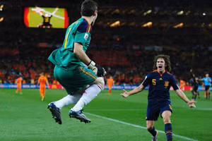 Iker Casillas (bìa trái) và Carles Puyol ăn mừng sau khi Tây Ban Nha giành chiến thắng trận chung kết World Cup tại Nam Phi năm 2010. (Ảnh: FIFA)