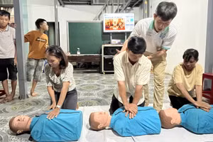 Giảng viên của SSVN hướng dẫn người dân thực hành các kỹ năng sơ cấp cứu tại nhà. 