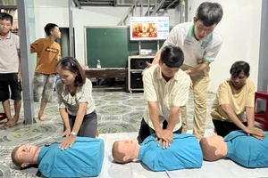 Giảng viên của SSVN hướng dẫn người dân thực hành các kỹ năng sơ cấp cứu tại nhà. 