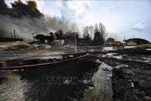 Hiện trường vụ cháy kho chứa nhiên liệu trên Vịnh Matanzas, Cuba, ngày 9/8/2022. (Ảnh: AFP/TTXVN)