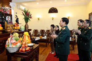 Đại tướng Phan Văn Giang dâng hương tưởng nhớ đồng chí Thượng tướng Lê Khả Phiêu, nguyên Tổng Bí thư, nguyên Chủ nhiệm Tổng cục Chính trị Quân đội nhân dân Việt Nam. (Ảnh: qdnd.vn)