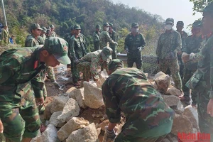 Lực lượng quân đội tham gia khắc phục đường sạt lở tại Cù Lao Chàm.