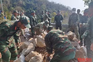 Lực lượng quân đội tham gia khắc phục đường sạt lở tại Cù Lao Chàm.