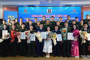 Các đại biểu cùng các tập thể, cá nhân đoạt giải cuộc thi năm 2024. (Ảnh: TUẤN HUY) 