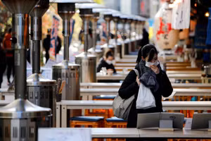 Người dân đeo khẩu trang phòng lây nhiễm Covid-19 tại Tokyo, Nhật Bản. (Ảnh: Reuters)