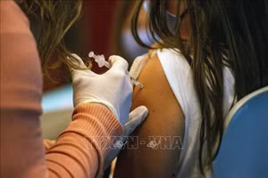 Nhân viên y tế tiêm vaccine phòng COVID-19 cho trẻ em tại Hartford, Connecticut, Mỹ. (Ảnh: AFP/TTXVN)