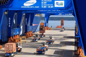 Xe đầu kéo chở hàng xuất nhập khẩu hoạt động trên cảng quốc tế Gemalink. (Ảnh minh họa: TTXVN) 