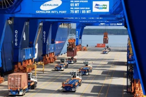 Xe đầu kéo chở hàng xuất nhập khẩu hoạt động trên cảng quốc tế Gemalink. (Ảnh minh họa: TTXVN) 