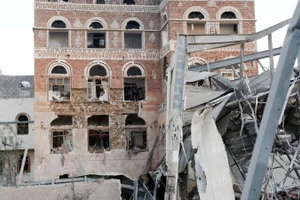 Hiện trường đổ nát sau cuộc không kích của Mỹ vào Sanaa, Yemen, ngày 20/3/2025. (Ảnh: Xinhua) 