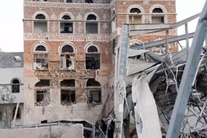 Hiện trường đổ nát sau cuộc không kích của Mỹ vào Sanaa, Yemen, ngày 20/3/2025. (Ảnh: Xinhua) 