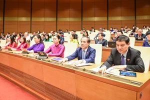 Các đại biểu Quốc hội biểu quyết thông qua Nghị quyết giám sát chuyên đề về việc thực hiện Nghị quyết số 43/2022/QH15 tại phiên họp sáng 29/6. (Ảnh: DUY LINH)